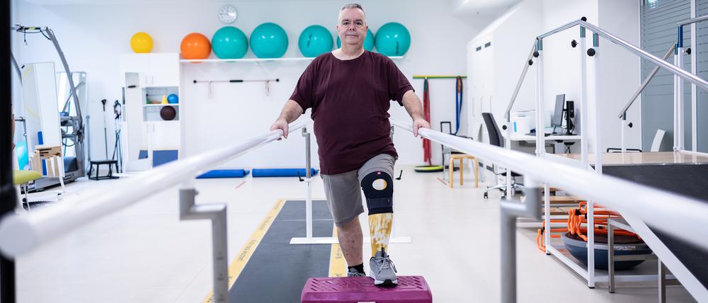 Uwe Thiel in der Reha des Unfallkrankenhaus Berlin
