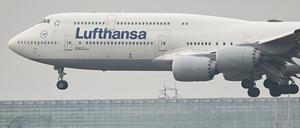 Eine Boeing 747-8 der Lufthansa landet auf dem Frankfurter Flughafen.
