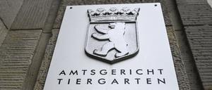 Ein Schild weist auf das Amtsgericht Tiergarten an der Fassade vom Kriminalgericht Moabit in der Turmstraße hin. 