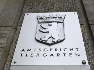 Ein Schild weist auf das Amtsgericht Tiergarten an der Fassade vom Kriminalgericht Moabit in der Turmstraße hin.
