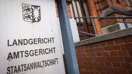 Außenansicht des Gerichts mit Landgericht, Amtsgericht und Staatsanwaltschaft in Flensburg.