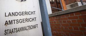 Außenansicht des Gerichts mit Landgericht, Amtsgericht und Staatsanwaltschaft in Flensburg.