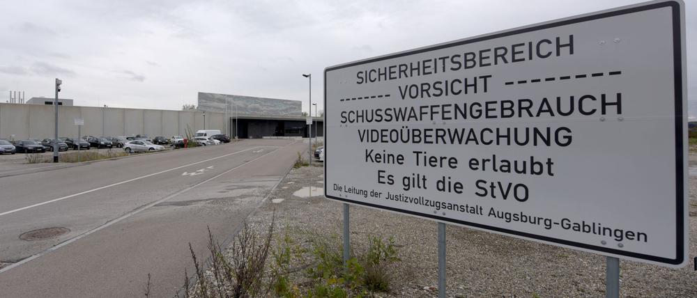 Gegen Mitarbeiter der Justizvollzugsanstalt Augsburg-Gablingen wird wegen des Verdachts der Körperverletzung ermittelt. (Archivbild)
