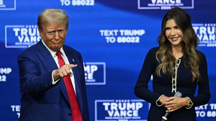 Der designierte US-Präsident Donald Trump und die Gouverneurin von South Dakota, Kristi Noem.