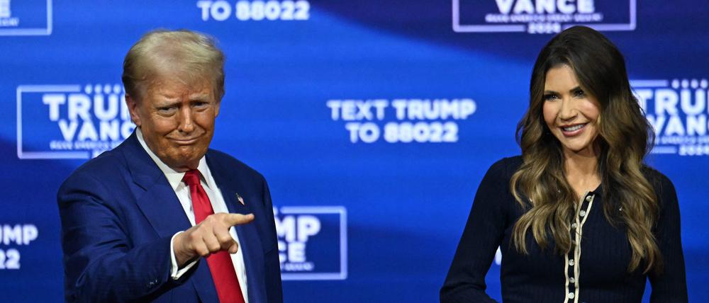 Der designierte US-Präsident Donald Trump und die Gouverneurin von South Dakota, Kristi Noem.