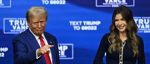 Der designierte US-Präsident Donald Trump und die Gouverneurin von South Dakota, Kristi Noem.