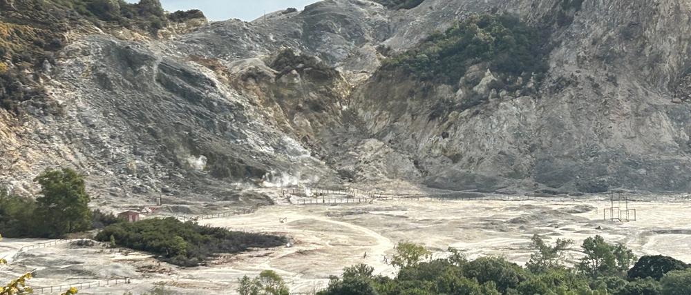 Das Gebiet gehört zum Supervulkan der Phlegräischen Felder.