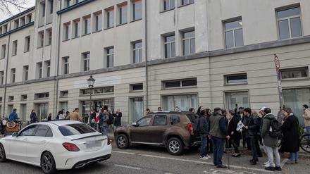 30. Oktober: Die Schlange vor dem Bürgerservice am Mittag.