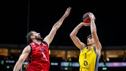 Gabriele Procida (rechts) zeigte gegen seine Landsleute eine gute Leistung, der Sieg ging aber an Nikola Mirotic und Co. 