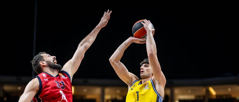 Gabriele Procida (rechts) zeigte gegen seine Landsleute eine gute Leistung, der Sieg ging aber an Nikola Mirotic und Co.