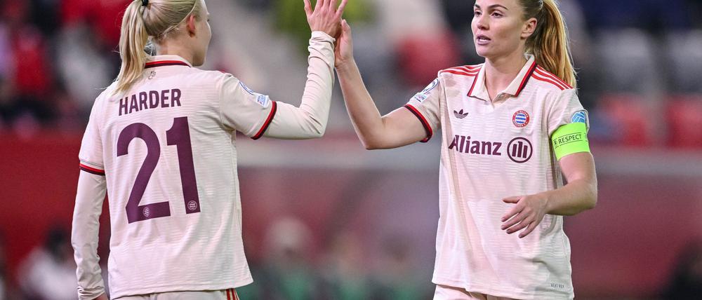 Pernille Harder (l) und Glodis Perla Viggosdottir feiern den Sieg gegen die Norwegerinnen.