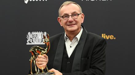 Bernd Siggelkow, Preisträger in der Kategorie „Stille Helden“, zeigt seinen Bambi bei der Bambi-Verleihung 2024 auf dem Bavaria-Film-Gelände. 