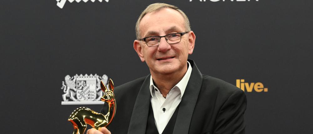 Bernd Siggelkow, Preisträger in der Kategorie „Stille Helden“, zeigt seinen Bambi bei der Bambi-Verleihung 2024 auf dem Bavaria-Film-Gelände.