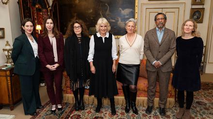 Preisträgerin Harvey (rechts) und die übrigen Nominierten wurden zuvor von Königin Camilla (Mitte) empfangen.