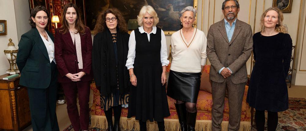 Preisträgerin Harvey (rechts) und die übrigen Nominierten wurden zuvor von Königin Camilla (Mitte) empfangen.