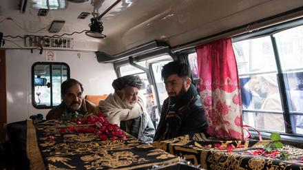 Suhrab Mayel (rechts) mit seinem Vater und seinem Onkel auf dem Weg zum Friedhof in Kabul. 