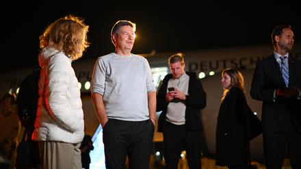 12.11.2024, Portugal, Lissabon: Robert Habeck (Bündnis 90/Die Grünen), Bundesminister für Wirtschaft und Klimaschutz, steht außerhalb des Flugzeugs A350 Kurt Schuhmacher. Der Rückflug nach Berlin wirde auf Grund eines technischen Defekts am Zündkreis eines Triebwerks verschoben. Foto: Sebastian Christoph Gollnow/dpa +++ dpa-Bildfunk +++
