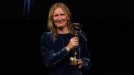 Samantha Harvey posiert mit der Trophäe, nachdem sie den Booker Prize 2024 gewonnen hat..