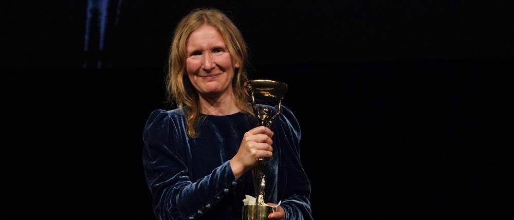 Samantha Harvey posiert mit der Trophäe, nachdem sie den Booker Prize 2024 gewonnen hat..