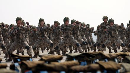 Soldaten nehmen an einer Demonstration während der Ausbildung der Luft- und Amphibienkampfeinheiten der koreanischen Volksarmee teil (Symbolbild).