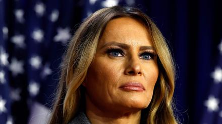 Melania Trump steht auf einer Wahlnachtveranstaltung für ihren Ehemann Donald Trump auf einer Bühne (Symbolbild).