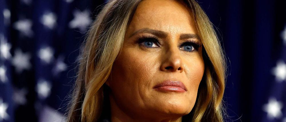 Melania Trump steht auf einer Wahlnachtveranstaltung für ihren Ehemann Donald Trump auf einer Bühne (Symbolbild).
