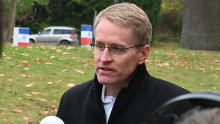 Daniel Günther (CDU), Ministerpräsident von Schleswig-Holstein, bei einem Interview in Kiel.