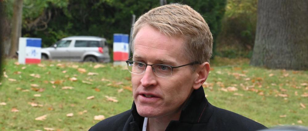 Daniel Günther (CDU), Ministerpräsident von Schleswig-Holstein, bei einem Interview in Kiel.