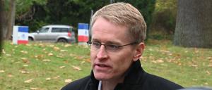 Daniel Günther (CDU), Ministerpräsident von Schleswig-Holstein, bei einem Interview in Kiel.