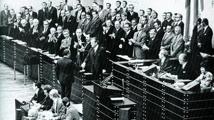 Der geschlagene Oppositionsführer Rainer Barzel (CDU) gratuliert am 24. April nach dem gescheiterten Misstrauensvotum Kanzler Willy Brandt (SPD. 