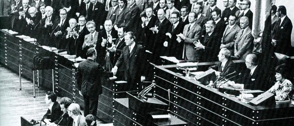 Der geschlagene Oppositionsführer Rainer Barzel (CDU) gratuliert am 24. April nach dem gescheiterten Misstrauensvotum Kanzler Willy Brandt (SPD. 
