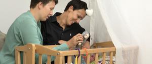 Frauenpaar mit Kind.