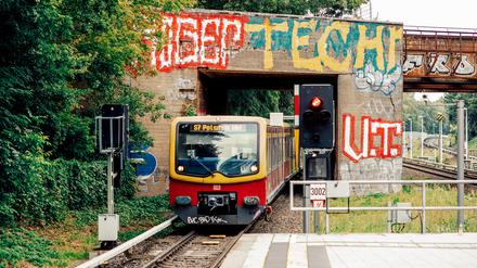 Ein Zug der Linie S7 fährt ein am Westkreuz