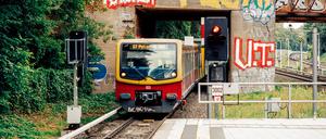 Ein Zug der Linie S7 fährt ein am Westkreuz