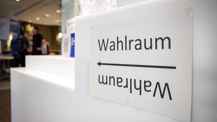 Deutschland wählt wieder. Ein Schild zeigt den Weg zum Wahlraum. 