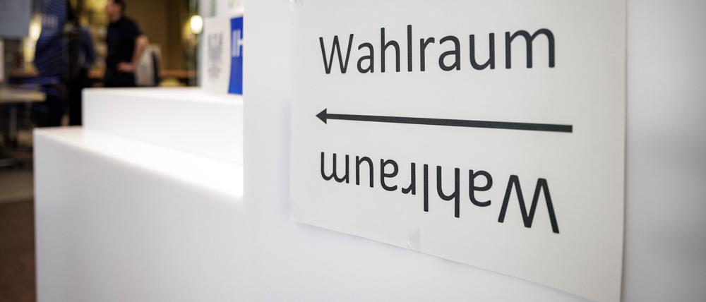 Deutschland wählt wieder. Ein Schild zeigt den Weg zum Wahlraum.