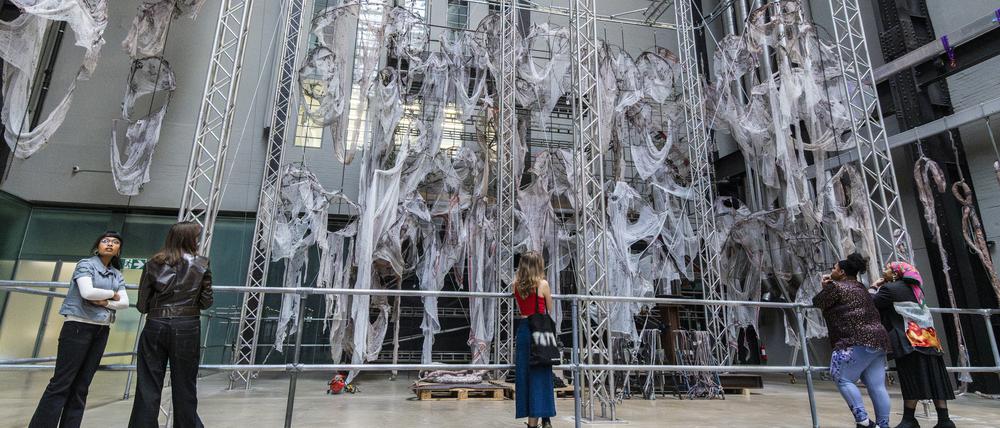 Höllenmaschine: Für ihre Installation hat die Künstlerin Mire Lee die alten Kräne des Gebäudes in der Tate wieder in Betrieb gesetzt.