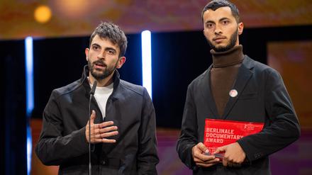 Die Regisseure Yuval Abraham (l.) und Basel Adra bei der Berlinale-Abschlussgala, auf der sie für „No Other Land“ den Preis für den besten Dokumentarfilm erhielten.