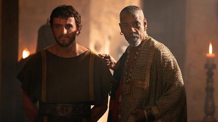 Paul Mescal als Lucius and Denzel Washington als Macrinus in einer Szene des Films „Gladiator II“ (undatierte Filmszene).