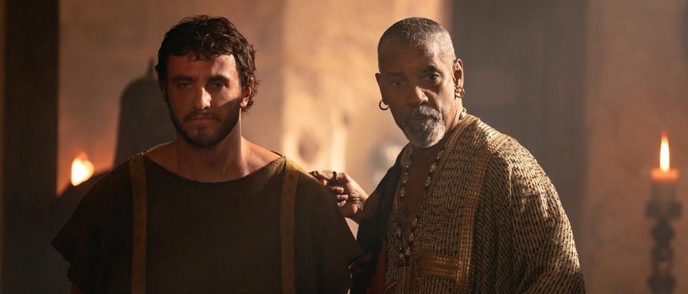 Paul Mescal als Lucius and Denzel Washington als Macrinus in einer Szene des Films „Gladiator II“ (undatierte Filmszene).