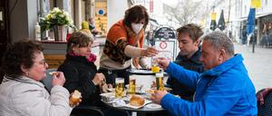 Saarbrücken: Wirtin Monika Müller bringt ihren Gästen Getränke.