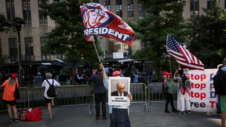 29.5.2024 in New York: Eine Anhängerin des ehemaligen US-Präsidenten Donald Trump schwenkt während des Strafprozesses gegen Donald Trump eine Flagge. 