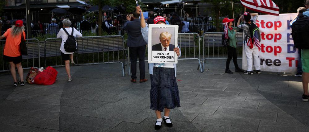 29.5.2024 in New York: Eine Anhängerin des ehemaligen US-Präsidenten Donald Trump schwenkt während des Strafprozesses gegen Donald Trump eine Flagge.