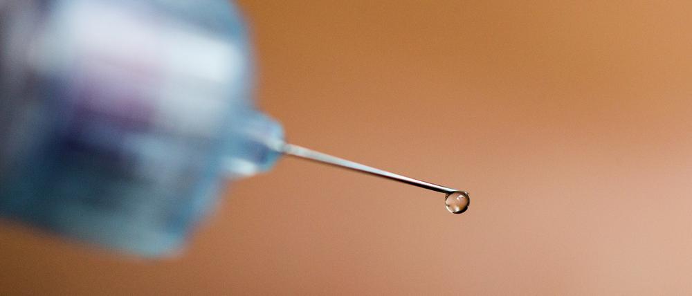 Ein Tropfen Insulin hängt an der Nadelspitze eines Pen. (zu dpa: «Hype um Abnehmspritze - ein Jahr «Wegovy» in Deutschland») +++ dpa-Bildfunk +++