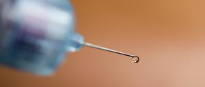 Ein Tropfen Insulin hängt an der Nadelspitze eines Pen. (zu dpa: «Hype um Abnehmspritze - ein Jahr «Wegovy» in Deutschland») +++ dpa-Bildfunk +++