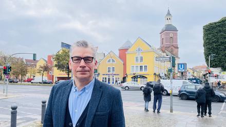 Bernhard Schodrowski, dahinter die Altstadt.