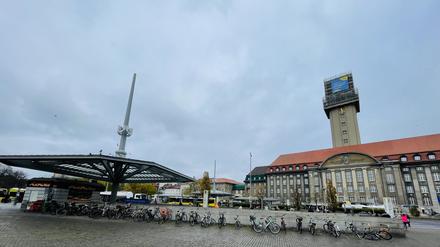 Die Turmspitze des Rathauses Spandau wird bis 2025 saniert, davor liegt Berlins größter BVG-Busknoten.