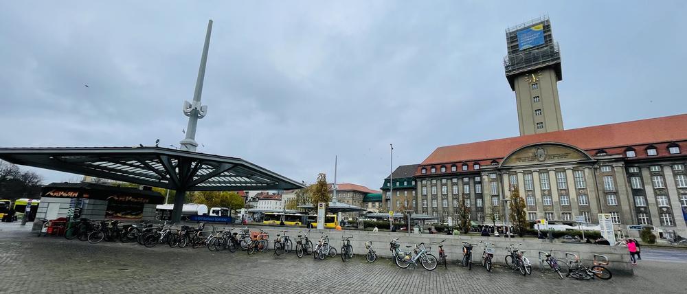 Die Turmspitze des Rathauses Spandau wird bis 2025 saniert, davor liegt Berlins größter BVG-Busknoten.