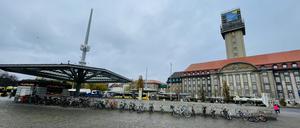 Die Turmspitze des Rathauses Spandau wird bis 2025 saniert, davor liegt Berlins größter BVG-Busknoten.