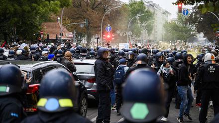 Eine pro-palästinensische Demonstration am Kottbusser Damm an der Grenze zwischen Neukölln und Kreuzberg (Symbolbild). 